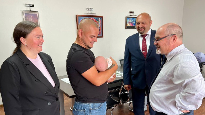 Вячеслав Лежнин поздравил семью участника СВО с рождением ребёнка