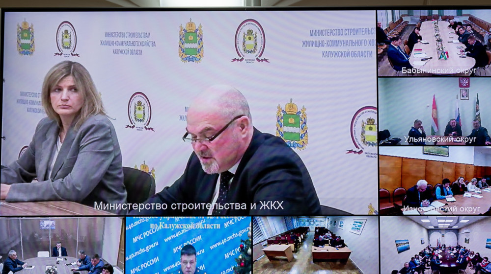 Владислав Шапша поручил профильным ведомствам в ближайшие дни очистить от снега дворовые территории