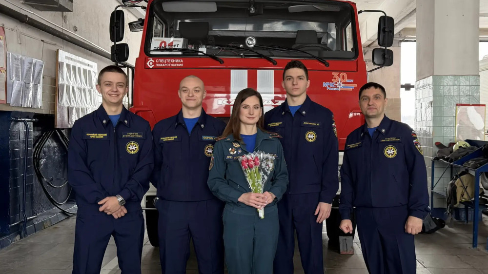 Студенты-спасатели ВСКС поздравили женщин на службе с 8 марта