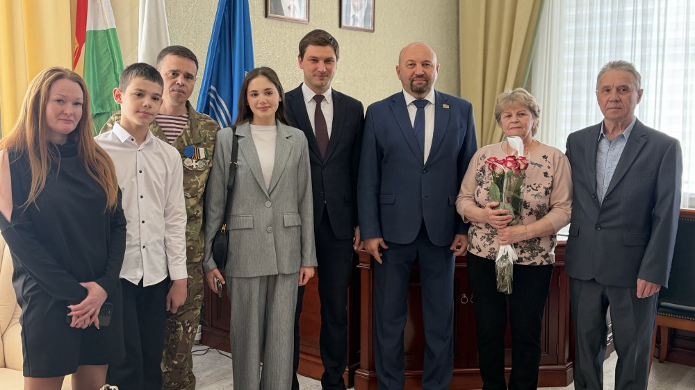 Медаль «Своих не бросаем» вручили участнику специальной военной операции Роману Чикалову