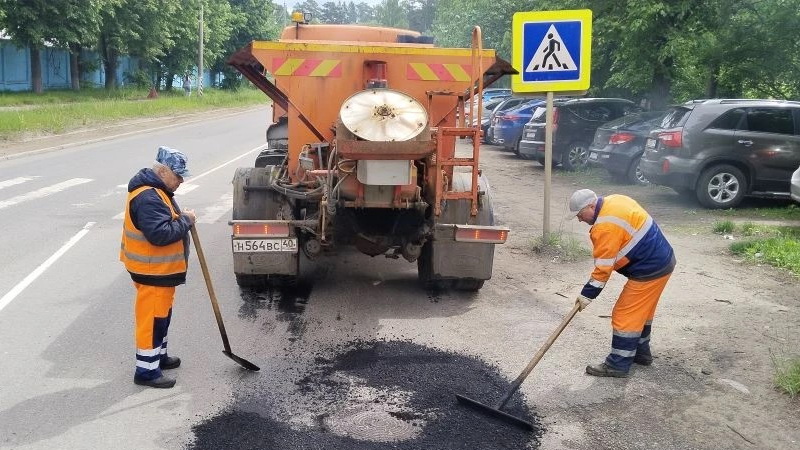 В Обнинске продолжается ямочный ремонт