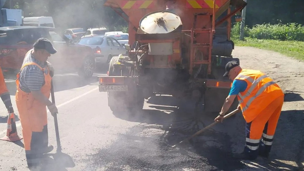 Во дворах Обнинска продолжается ямочный ремонт
