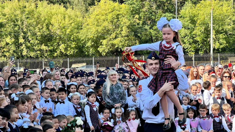 Многодетные семьи могут получить выплаты на покупку школьной одежды